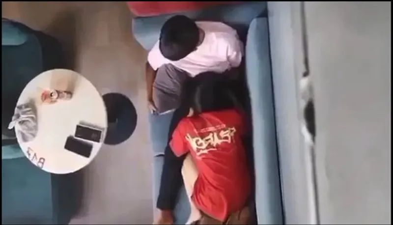 Quay lén người yêu bú bú cho em ghệ nơi công cộng