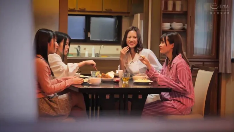 Bố đi vắng, 4 trân châu ở nhà bị những tên côn đồ để ý tới