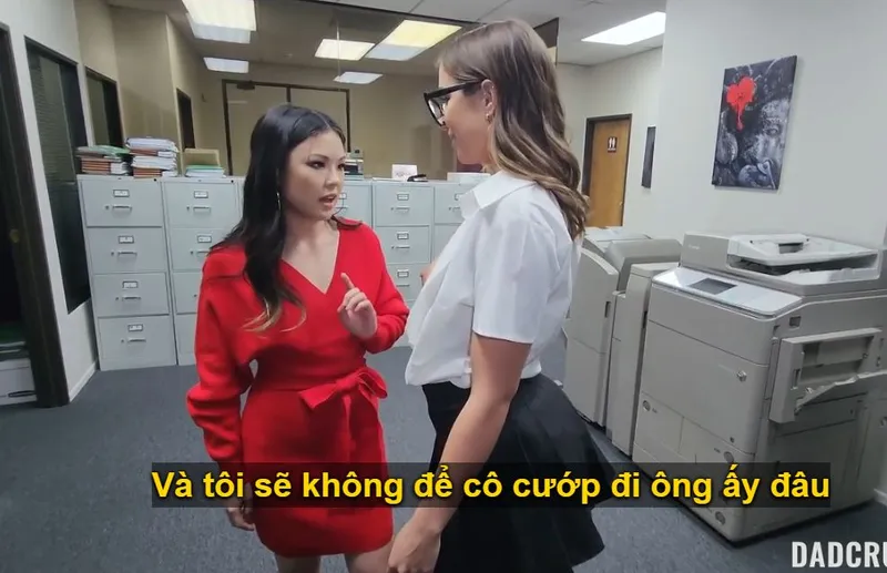 Bố dượng may mắn xoạc cùng lúc trân châu và em trợ lý riêng
